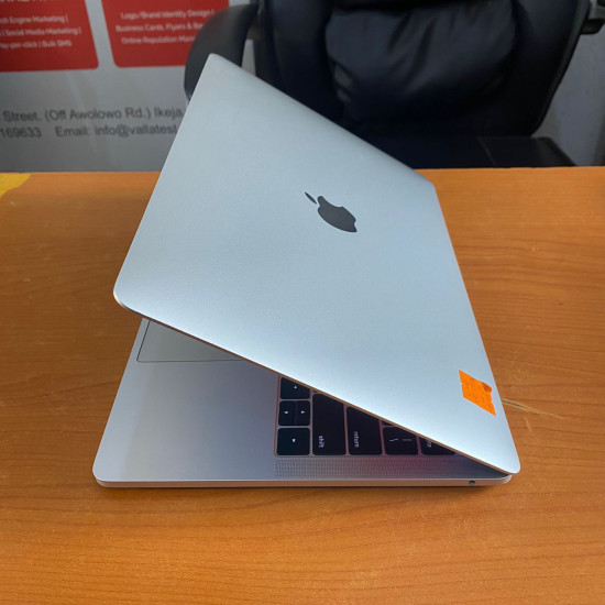 13" MacBook Pro 2017 16gb 512gb i7 Non Touch-Bar (Premium Used) 13" MacBook Pro 2017 16gb 512gb i7 Non Touch-Bar (Premium Used)
